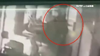 不滿妻被踩到腳　夫持安全帽猛砸對方