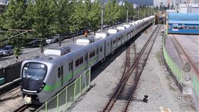 台鐵通勤添生力軍  被譽最美電聯車10月底抵台台鐵局26日發布新聞稿表示，為提升整體運能及改善現有車隊平均車齡老舊的問題，斥資新台幣253億元採購採購52列車組（520輛）EMU900型通勤電聯車，預計10月底交車2列共20輛，後續將進行3個月以上測試，完成後投入營運。（台鐵局提供）中央社記者余曉涵傳真  109年9月26日