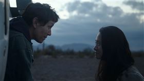 趙婷「游牧人生」獲金球獎最佳導演38歲華人女導演趙婷（右）以「游牧人生」（NOMADLAND）奪下第78屆金球獎最佳導演，片中女主角由奧斯卡影后法蘭西絲．麥朵曼（Frances McDormand）（左）擔任。（探照燈影業提供）中央社記者葉冠吟傳真　110年3月1日