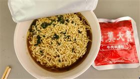 爆系知識家／泡麵料理包是拆開放進去泡？還是不拆開放著？哪方式好吃？。（圖／翻攝自爆系知識家臉書）