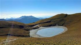 台東嘉明湖結冰,臉書粉專「山、水與浪人」授權提供