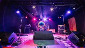 「 一言不合上台殺價，今天攤開來講沒有在怕。」「靠自己不靠爸，殺到你叫你阿嬤！」（圖／KLOOK提供）