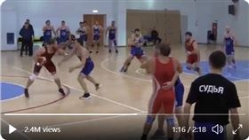 ▲「Rugball」是結合籃球、美式足球和角力的運動。（圖／翻攝自Overtime推特）