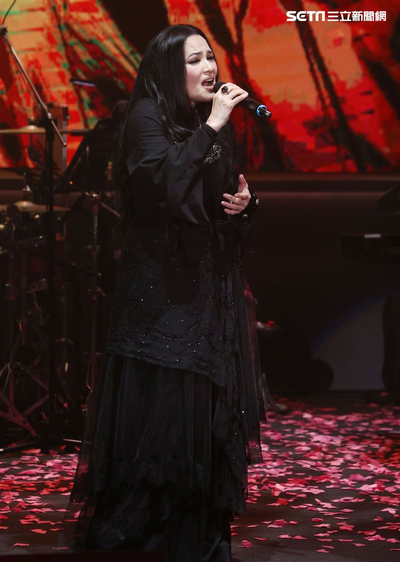 潘越雲參加「歌之饗宴Ⅲ-愛之韻演唱會」在TICC國際會議中心開唱。（記者邱榮吉/攝影）