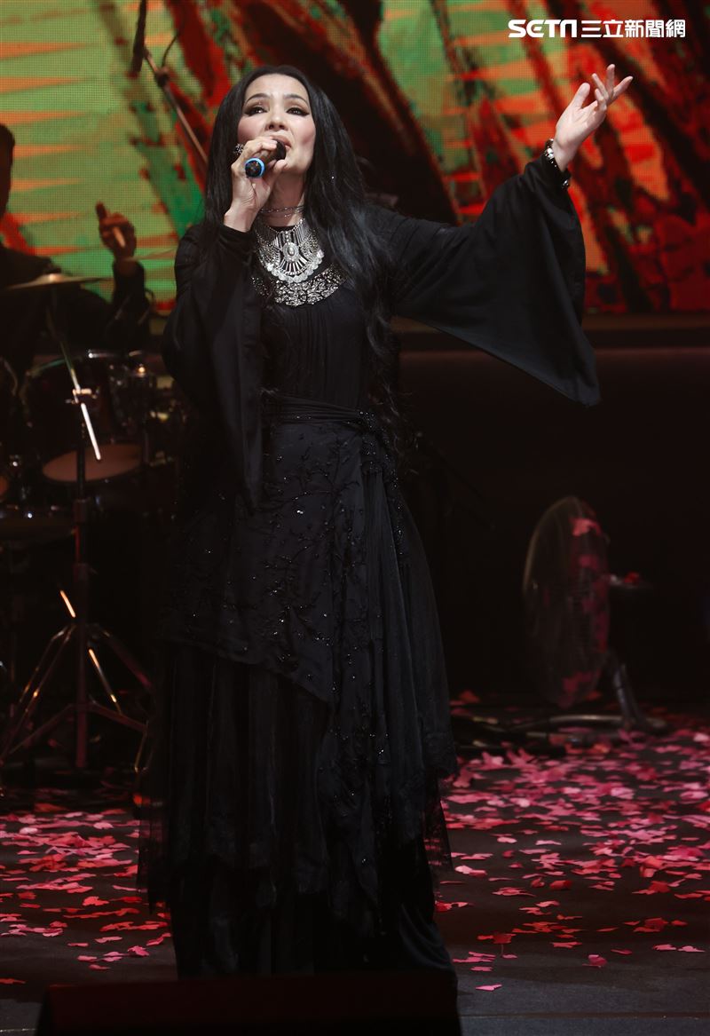 潘越雲參加「歌之饗宴Ⅲ-愛之韻演唱會」在TICC國際會議中心開唱。（記者邱榮吉/攝影）