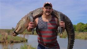 ▲Wyatt Teller將戰利品扛上肩。（圖／翻攝自IG）