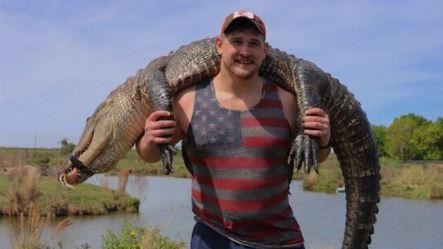 NFL球員這樣渡假　獵捕鱷魚扛上肩