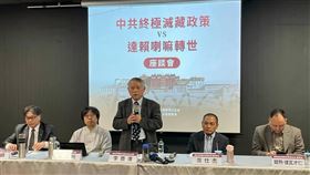 中共政治介入西藏  學者籲抵制假活佛與北京冬奧台灣圖博之友會6日舉行座談會，探討中共以政治力介入宗教、民族與文化等議題。真理大學宗教文化與資訊管理系教授張家麟（左起）、華人民主書院董事會主席曾建元、政大國家發展研究所教授李酉潭、前台灣西藏交流基金會副祕書長翁仕杰、達賴喇嘛西藏宗教基金會董事長達瓦才仁與會。中央社記者吳柏緯攝  110年3月6日