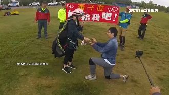 飛行傘剛降落　男友求婚：嫁給我好嗎