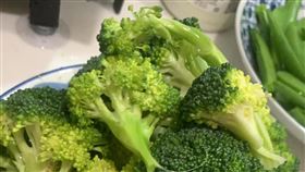 爆廢公社二館／台中人吃花椰菜去皮？？人妻一吃驚呆：真的有差。（圖／翻攝自爆廢公社二館）