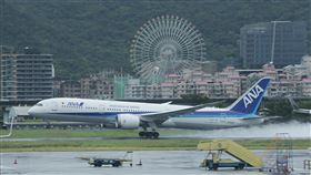 全日空復飛松山羽田　每週2班來回全日空航空（ANA）表示，為顧及日籍旅客來台進行商務差旅以及在台日人返鄉需求，3日起起復飛松山羽田航線，預計每週一及每週五使用波音787-8客機。中央社記者裴禛攝　109年8月3日