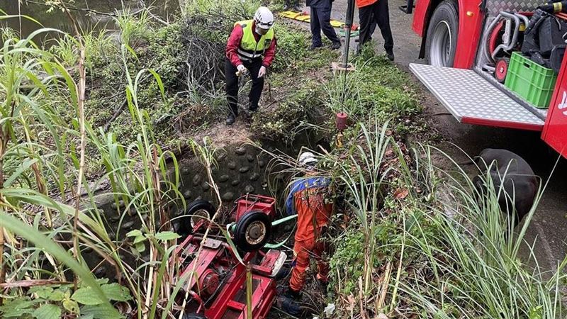 鐵牛車翻落深溝　男卡車底胸腔塌陷亡