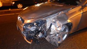 賓士撞機車還拖行　女騎士命危搶救中（圖／翻攝畫面）