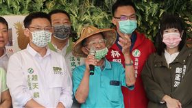 民進黨高市黨部號召認購　相挺「鳳梨伯」民進黨高雄市黨部主委趙天麟（前左）率企業、店家向「鳳梨伯」林益（前左2）大量採購鳳梨，盼發揮拋磚引玉的作用，號召更多人做台灣農民堅強的後盾；林益表示，感謝政府及團體協助銷售，盼勿讓農民血本無歸，籲大家多買多吃鳳梨。中央社記者王淑芬攝  110年3月1日