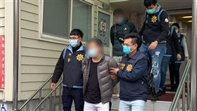 新莊分局3月3日下午破獲三重一處兵工廠，2名嫌犯情急之下一度闖入幼兒園。 翻攝畫面