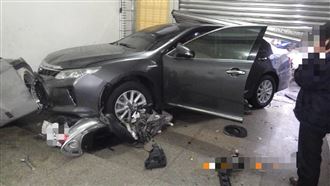 轎車疑煞車失靈撞進民宅　3人受傷
