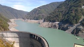 德基水庫水位創47年來新低大甲溪發電廠德基分廠主任張順義表示，因去年梅雨季無明顯雨量，德基水庫去年4月水位降到低點，雖在6月有回升一些，但因一整年都沒有颱風，水庫無水源進帳，8日水位僅1348.7公尺，創1974年蓄水以來新低。中央社記者趙麗妍攝  110年2月8日