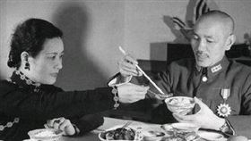 宋美齡有菸癮，但蔣中正選擇包容。（圖／翻攝自維基百科）