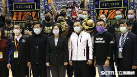 總統蔡英文與新北市長侯友宜和HBL冠軍隊合影。（圖／記者劉家維攝影）