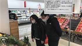 日本人急尋台灣鳳梨中國突襲式暫停進口台灣鳳梨，經日媒報導後，台灣鳳梨在日本成了熱門話題。很多民眾打電話去詢問連鎖超市西友，超市只好貼告示說明還沒上架。中央社記者楊明珠東京攝 110年3月7日