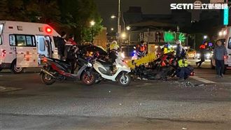 萬華深夜汽機車相撞車頭全毀2人送醫