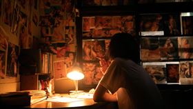 女兒控訴父親外遇　七等生紀錄片拍攝作家道德矛盾已故作家七等生為主題的紀錄片「削瘦的靈魂」中，導演朱賢哲訪談多名七等生的親友，片中也將七等生女兒控訴父親外遇的片段公開。（目宿媒體提供）中央社　110年3月7日