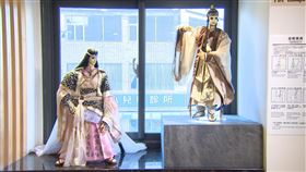  史豔文及苦海女神龍的布袋戲偶。（圖／呷飽未提供）