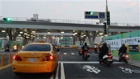 高雄市站西路通車（1）高雄市順利在9個工作天拆完中博高架橋，8日起連絡高雄車站南、北交通改走平面站西路。中央社記者王淑芬攝  110年3月8日