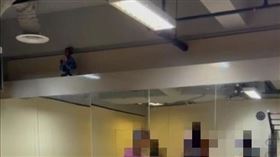 鏡牆上驚見「詭異童」蹲坐緊盯！全場毛爆：真的好像有人