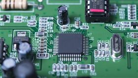 台日研發電晶體　攻2奈米半導體製造
台灣半導體研究中心（TSRI）與日本產業技術總合研究所（AIST）合作，開發新型電晶體結構。日本媒體指出，這有助製造2奈米以下線寬、規劃應用在2024年後的新一代先進半導體。
https://pixabay.com/photos/electronics-transistor-resistor-3628675/
圖／翻攝自pixabay