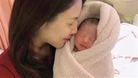 陣痛一天順產！白家綺幸福曬嬰　網一看正臉驚：太像「他」