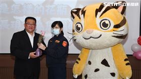 感謝女警執勤辛苦！苗縣警局慶祝婦女節
局長親手剪枝拔刺送玫瑰花及客製花瓶 煮雞湯超暖心