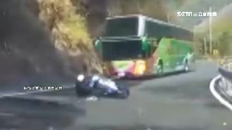 機車過彎失控！迎面撞上遊覽車險死
