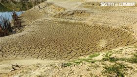 水位直直落！這水庫水下奇景浮水面
全台水情拉警報，尤其新竹、苗栗和台中的水庫蓄水率頻亮紅燈，即使近日有雨水進帳卻仍無法替水庫解渴，也因為水庫水位持續下降讓「水下奇景」浮出水面，更讓缺水危機再添一絲恐慌。
圖／林桔春提供
