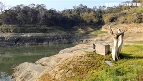 水位直直落！這水庫水下奇景浮水面
全台水情拉警報，尤其新竹、苗栗和台中的水庫蓄水率頻亮紅燈，即使近日有雨水進帳卻仍無法替水庫解渴，也因為水庫水位持續下降讓「水下奇景」浮出水面，更讓缺水危機再添一絲恐慌。
圖／林桔春提供