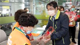 黃偉哲贈火鶴花祝婦女節快樂台南市長黃偉哲（前右）8日在台南市政府永華市政中心的聯合服務中心發送台南產的火鶴花，祝市府女性員工及前往洽公的女性民眾婦女節快樂。中央社記者楊思瑞攝  110年3月8日