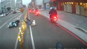 台灣大道超車自摔，車身搖晃撞上防撞桿，(圖／翻攝自臉書爆廢1公社)