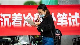 中國公務員招考帶頭年齡歧視  外界籲改革中國的公務員考試有35歲門檻，近年來許多就業單位以此為由，拒絕35歲以上求職者。2021年兩會有全國人大代表呼籲官方取消國家公務員報考的年齡限制，帶頭消除職場年齡歧視。圖為2020年8月在山西太原，參加公務員考試的考生準備進入考場。（中新社提供）中央社  110年3月8日