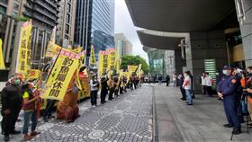 釣魚團體抗議新北禁搭浮具出海（1）水上浮具暨免牌小船休憩發展協會等團體8日到新北市政府前陳情，抗議市府公告禁止民眾搭乘浮具出海釣魚。中央社記者王鴻國攝　110年3月8日