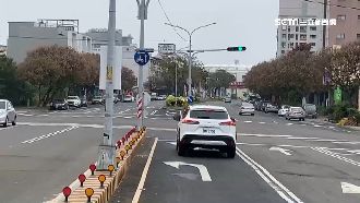 綠燈不能轉？詭路口汽車變木頭怕取締