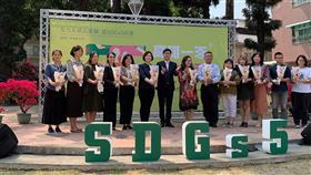 市長官邸首開放  陳其邁宣示挺女權推平權政策高雄市長官邸選在8日首開放並舉辦婦女節活動，市長陳其邁（左7）表示，高市內閣有12名女性首長，較去年增1倍達36%，未來也會推動保障婦女權益政策。中央社記者王淑芬攝  110年3月8日