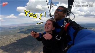 男咬鑽戒跳傘求婚　浪漫場景永生難忘