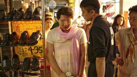 天橋上的魔術師　小八氣質陰柔遭人欺負演員鄭豐毅（前中）在台劇「天橋上的魔術師」中飾演小八，因愛美的陰柔特質遭許多人欺負，演員初孟軒（前右2）則在劇中飾演Nori。（公視、myVideo提供）中央社記者葉冠吟傳真  110年3月8日