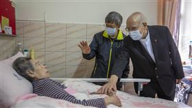 ▲陳建仁院士與呂若瑟神父攜手探視惠民醫院長輩。神父緊握長輩的手，而陳建仁院士也向阿嬤打氣加油。（圖／業者提供）