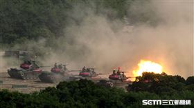 漢光32號「聯勇操演」在仁壽山訓場實施三軍聯合實彈演練，以裝甲564旅為主體，陸航AH-64E阿帕契攻擊直升機首次參與演習。（記者邱榮吉/屏東拍攝）