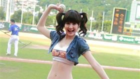 安心亞2010年曾經幫統一獅開過球。（圖／翻攝自安心亞臉書粉絲團）