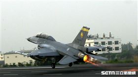國軍108年「漢光35號演習」戰備跑道起降」國道1號彰化花壇段將有F16戰機起降。（記者邱榮吉/攝影）（資料照片）