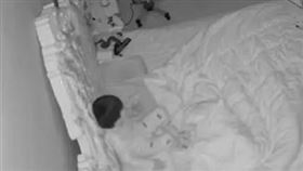 韓磊調閱監視器見兒子哭醒，呼喚人陪伴，忍不住心疼落淚。（圖／翻攝自《現代快報》）