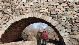 中國,河北,夫妻,橋,滑倒（圖／翻攝自微博）