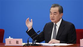 王毅：習拜通話指明方向  盼美棄貿易科技戰中國國務委員兼外交部長王毅22日表示，希望美國放棄川普時代對中國的加徵關稅、制裁中企，和限制中國科技進步等政策。圖為王毅2020年5月出席第十三屆全國人民代表大會第三次會議記者會。（中新社提供）中央社  110年2月22日